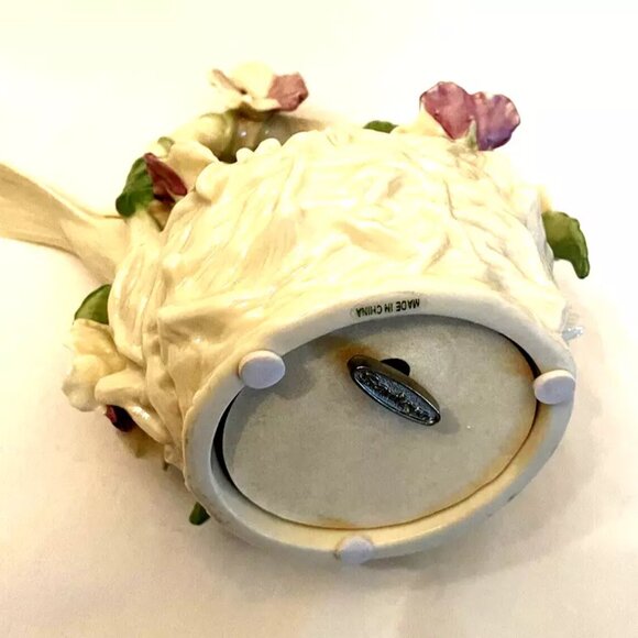 Bird in Basket Music Box Song is APRIL SHOWERS is loud and clear 4" x 4 3/4" - Picture 6 of 6